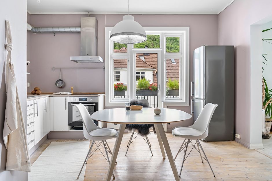 Strak Scandinavisch keukeninterieur met natuurlijke materialen. Strak Scandinavisch keukeninterieur met natuurlijke materialen.