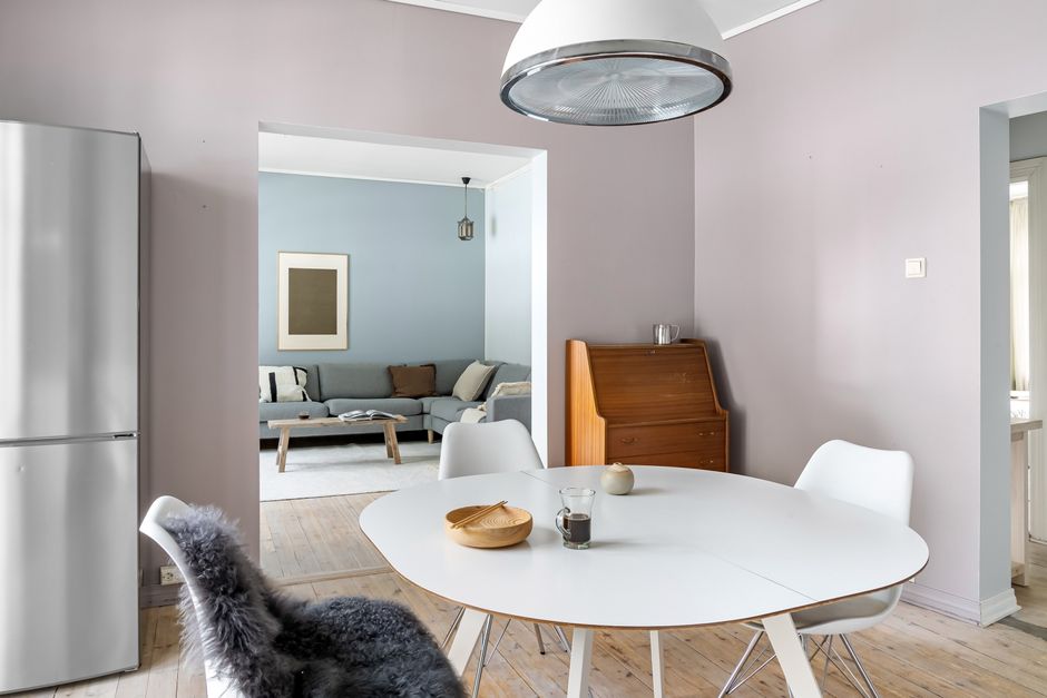 Table basse sur tapis aux nuances pastel. Table basse sur tapis aux nuances pastel.