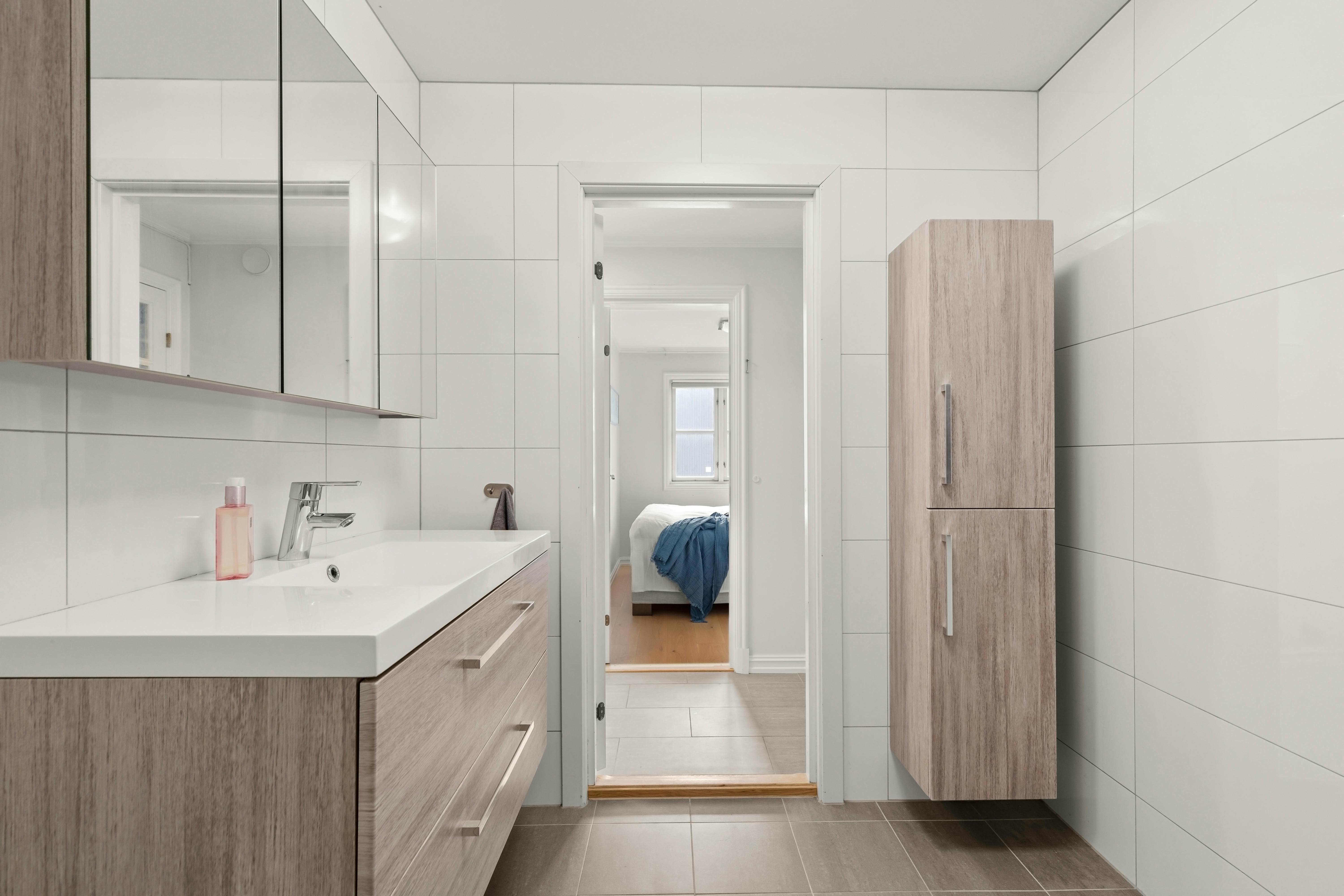 Schlanker Bad-Hochschrank in modernem Stil mit geschlossenen Fronten und klarer Innenorganisation