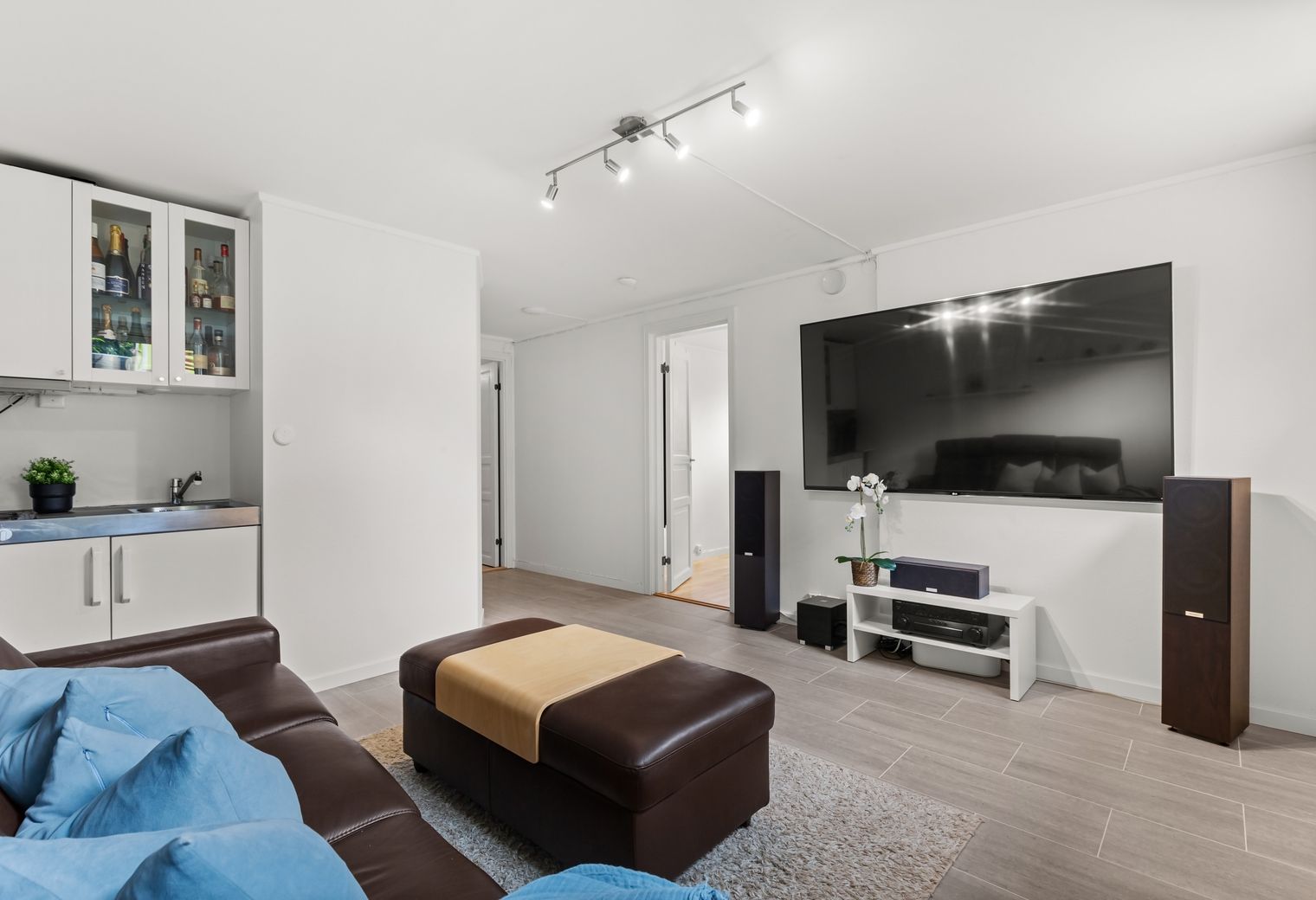 Peopleton — professional movers carrying furniture on a house move