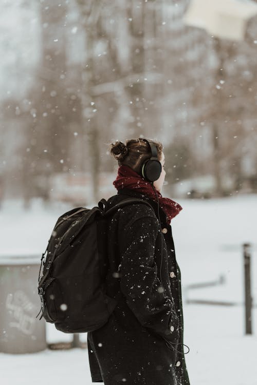 Foto stok gratis headphone, kaum wanita, kedudukan