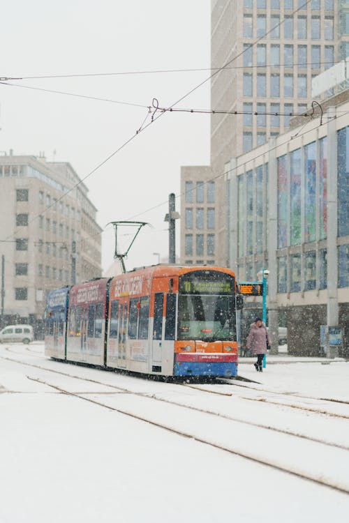 Kostnadsfri bild av snö, spårvagn, stad