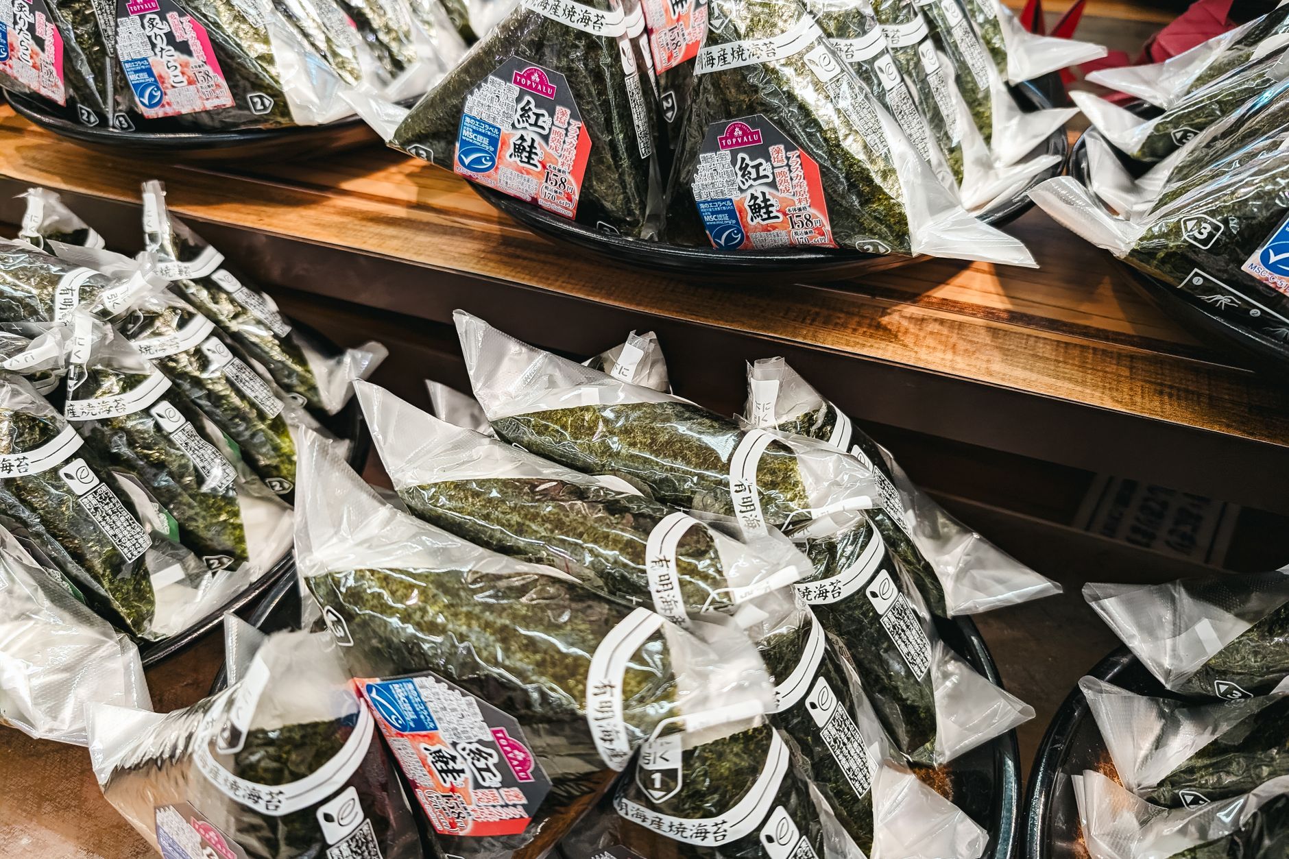 Top 10 snack bán chạy nhất mùa hè 2026 tại các tiệm tạp hóa.