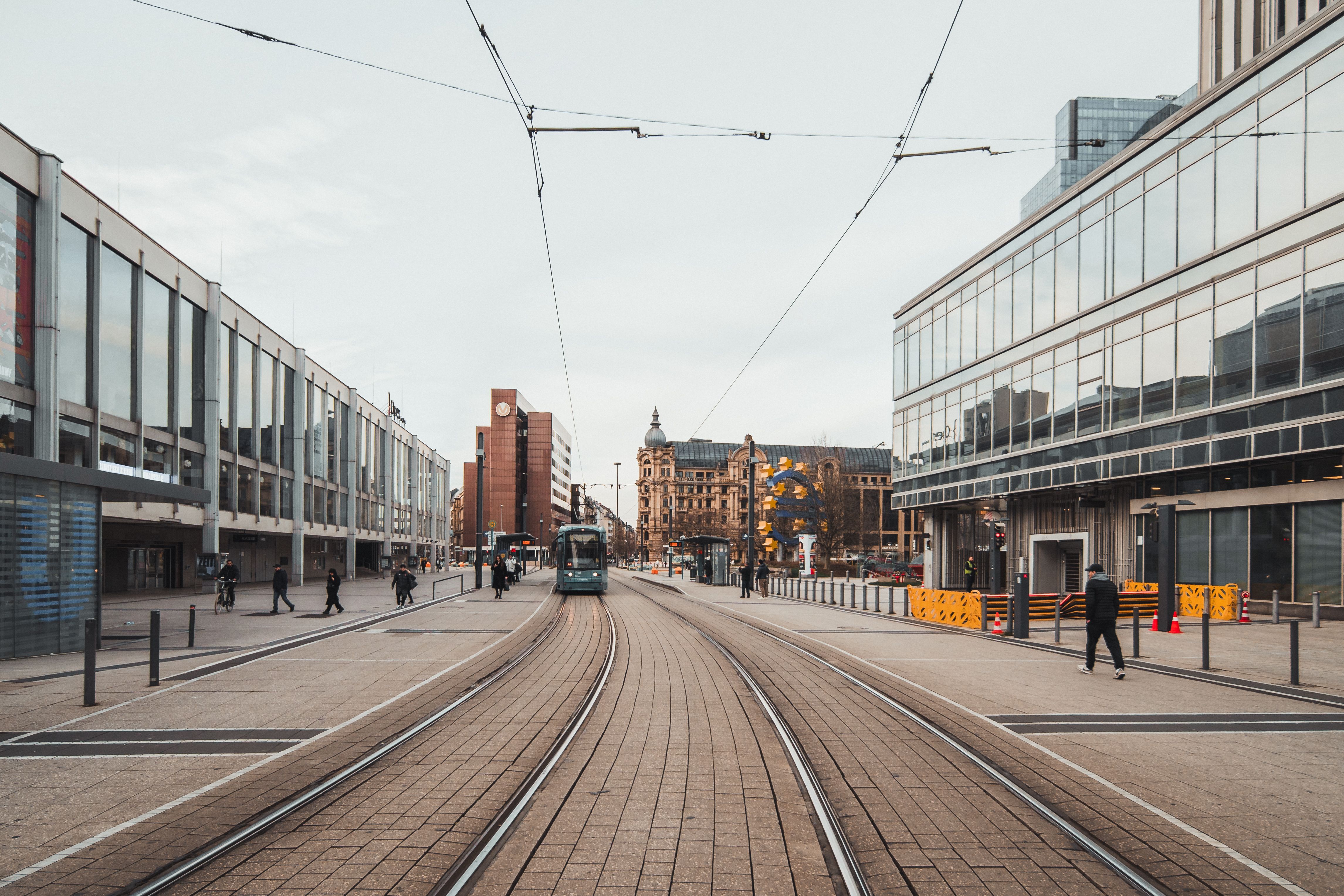 Tory tramwajowe biegnące wzdłuż zabudowy mieszkaniowej w mieście