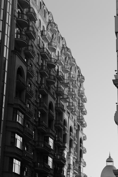 Kostenloses Stock Foto zu balkone, schwarz und weiß, stadt
