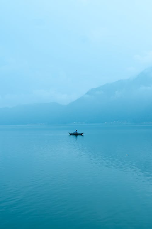 Darmowe zdjęcie z galerii z jezioro, łódź, mgła