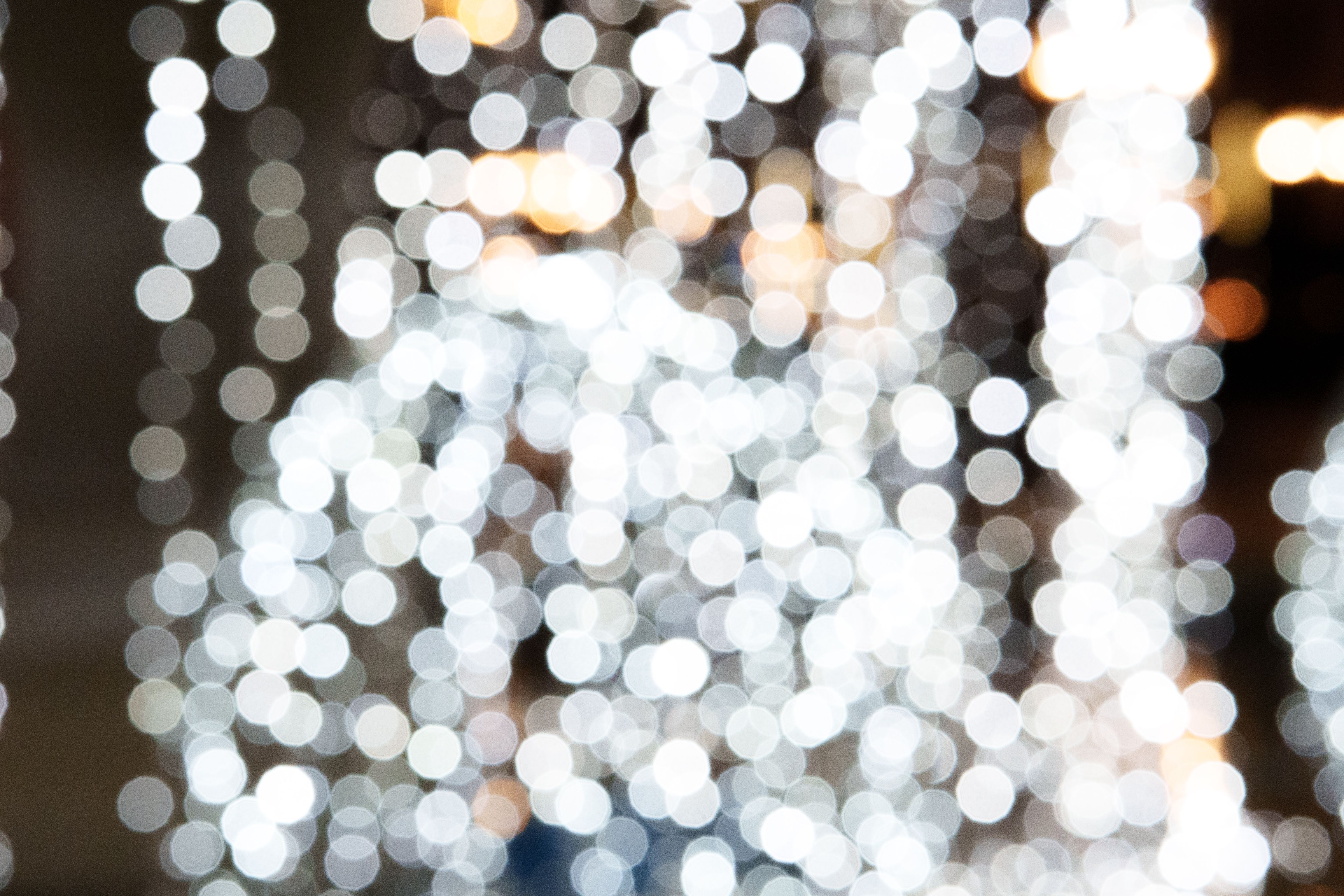Lichtpunkte auf dunklem Hintergrund