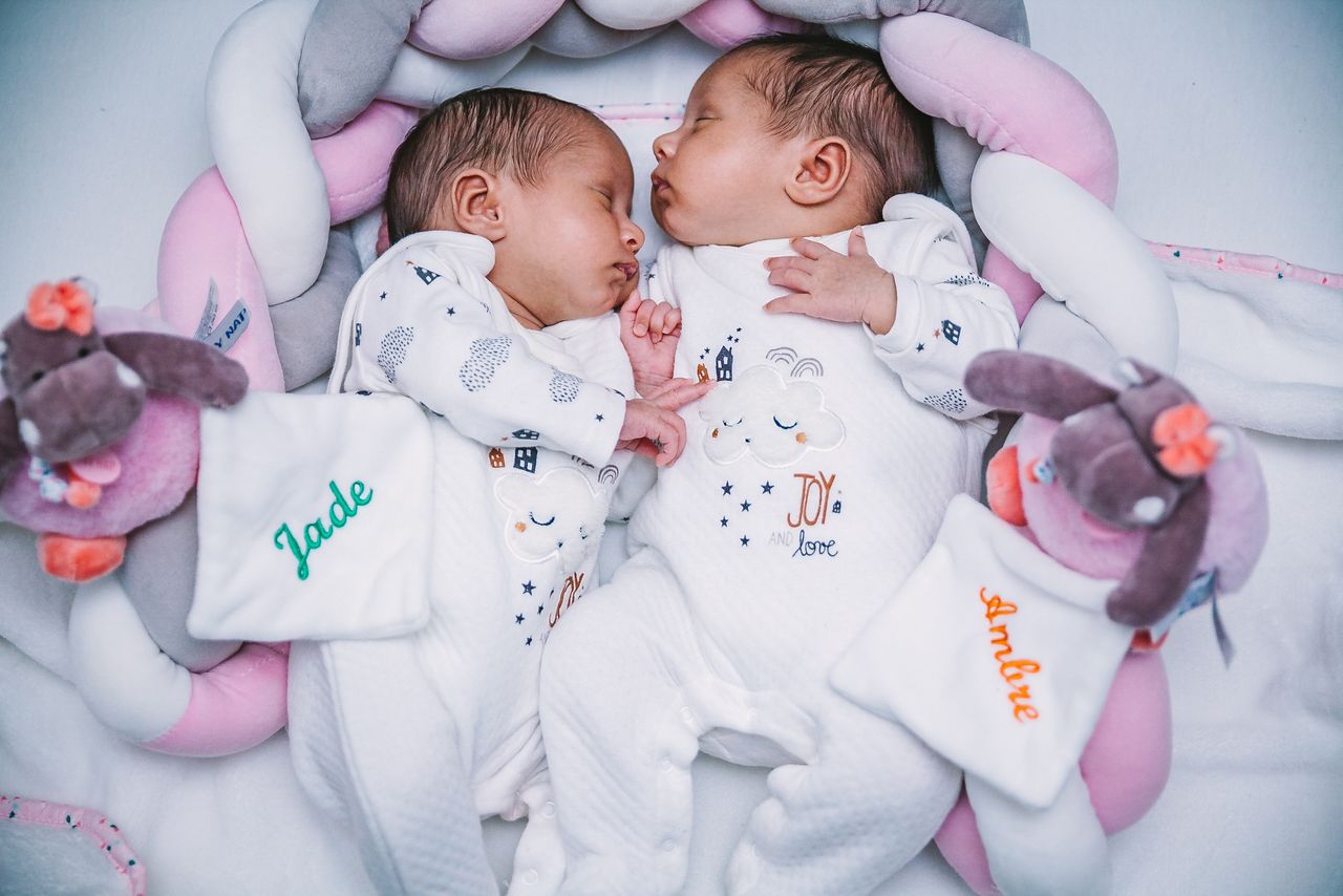 Louise et Gabriel restent en tête des prénoms 2025