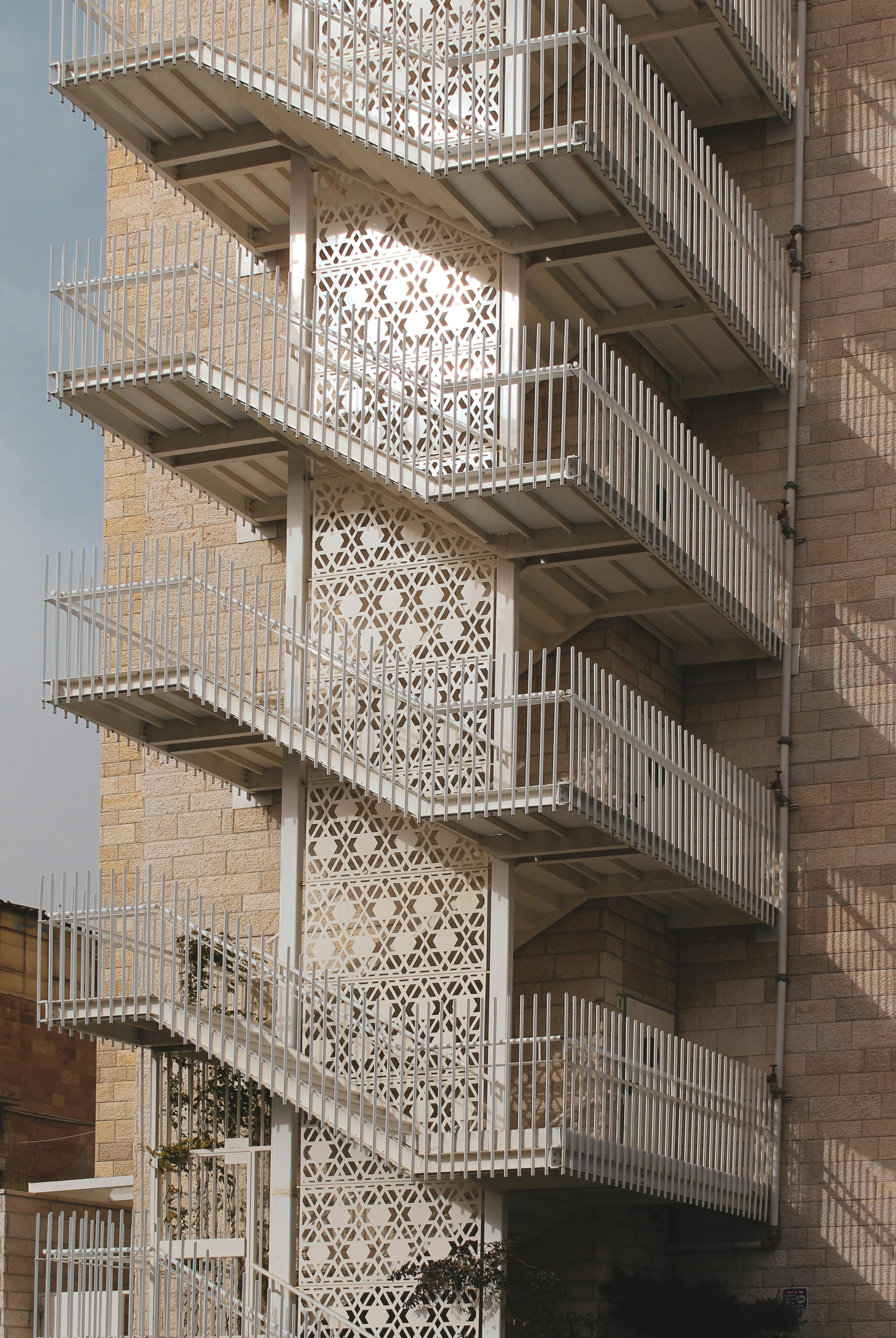 Escalier en béton avec contremarches