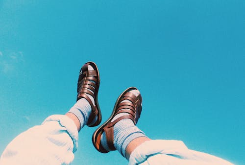 Бесплатное стоковое фото с лето, небо, ноги