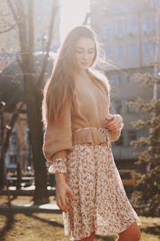 一位穿着花卉连衣裙的时尚女士，正在户外享受阳光明媚的一天