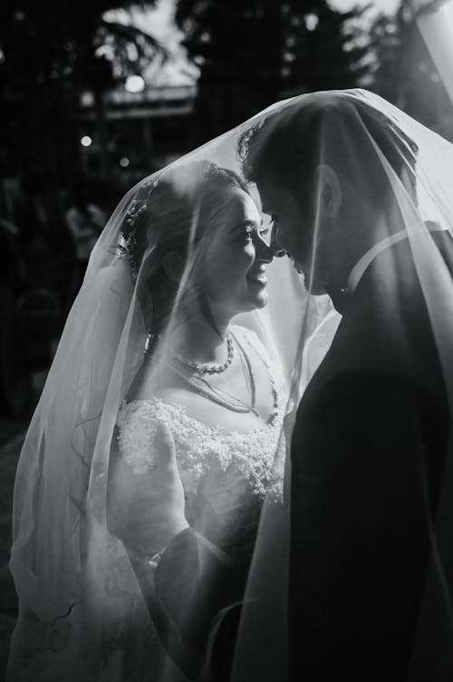 Foto profissional grátis de casal, cortina, fotografia de casamento