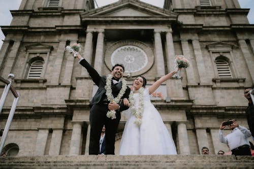 Immagine gratuita di abito, braccia alzate, chiesa