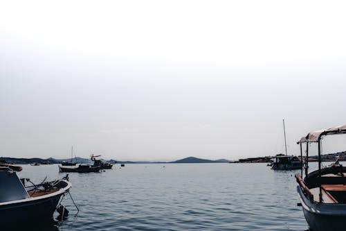 Fotos de stock gratuitas de amarrado, barcos de pesca, cielo gris