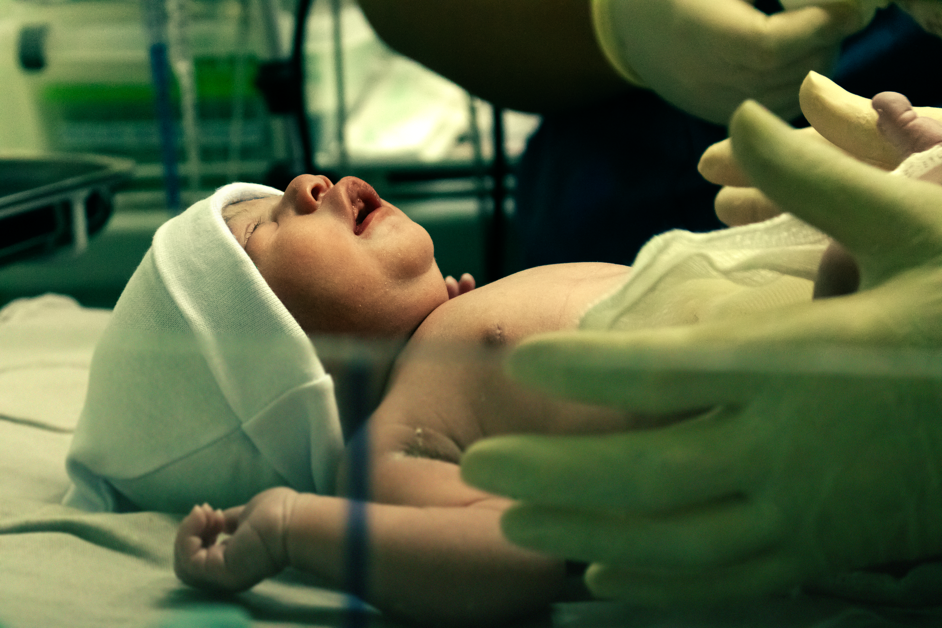 Vista general con iluminación tenue de una unidad de cuidados intensivos neonatales
