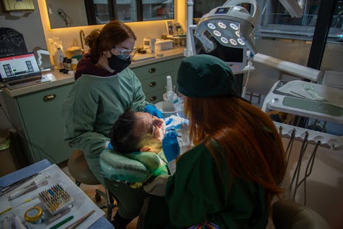 Základová fotografie zdarma na téma asistent, doktor, muž