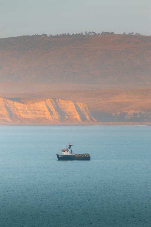 balıkçı teknesi, deniz, deniz kıyısı içeren Ücretsiz stok fotoğraf