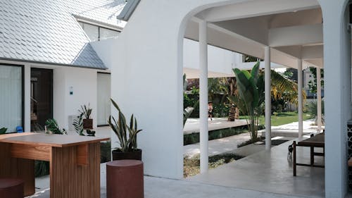 Bahçe, beyaz, bina içeren Ücretsiz stok fotoğraf