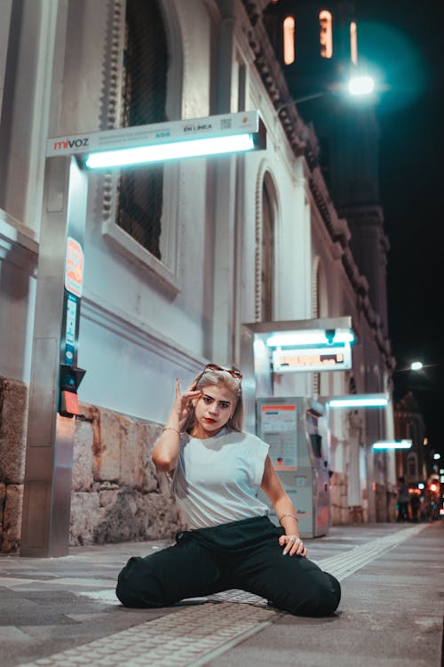 Бесплатное стоковое фото с блондинка, вертикальный выстрел, город