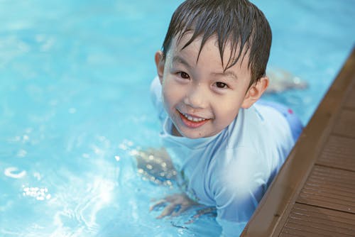 Menino Na Piscina