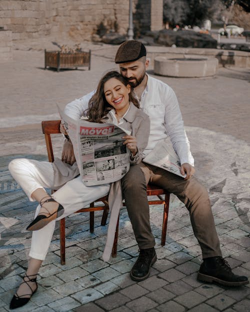 Fotos de stock gratuitas de abrazando, Camisa blanca, ciudad