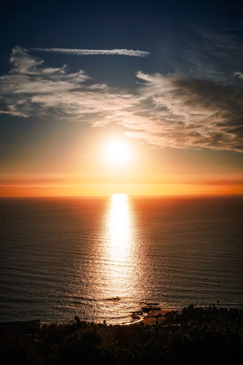 Free Capture the beauty of a radiant sunset over the expansive ocean, featuring vibrant colors and a peaceful seascape. Stock Photo