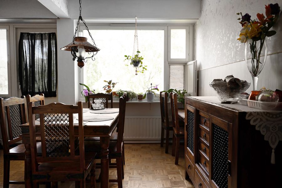 Vintage dining room with a hanging lamp by the window, photo by Alex Tyson on Pexels