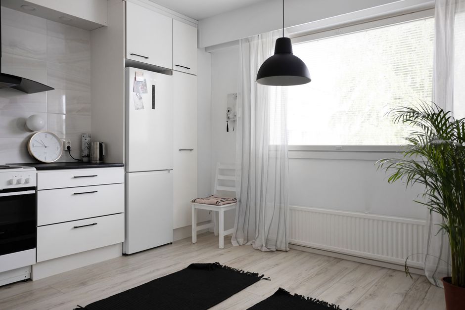 Moderne Küche mit sauber montierter Sockelblende in mattem Weiß und ruhiger Linienführung am Boden