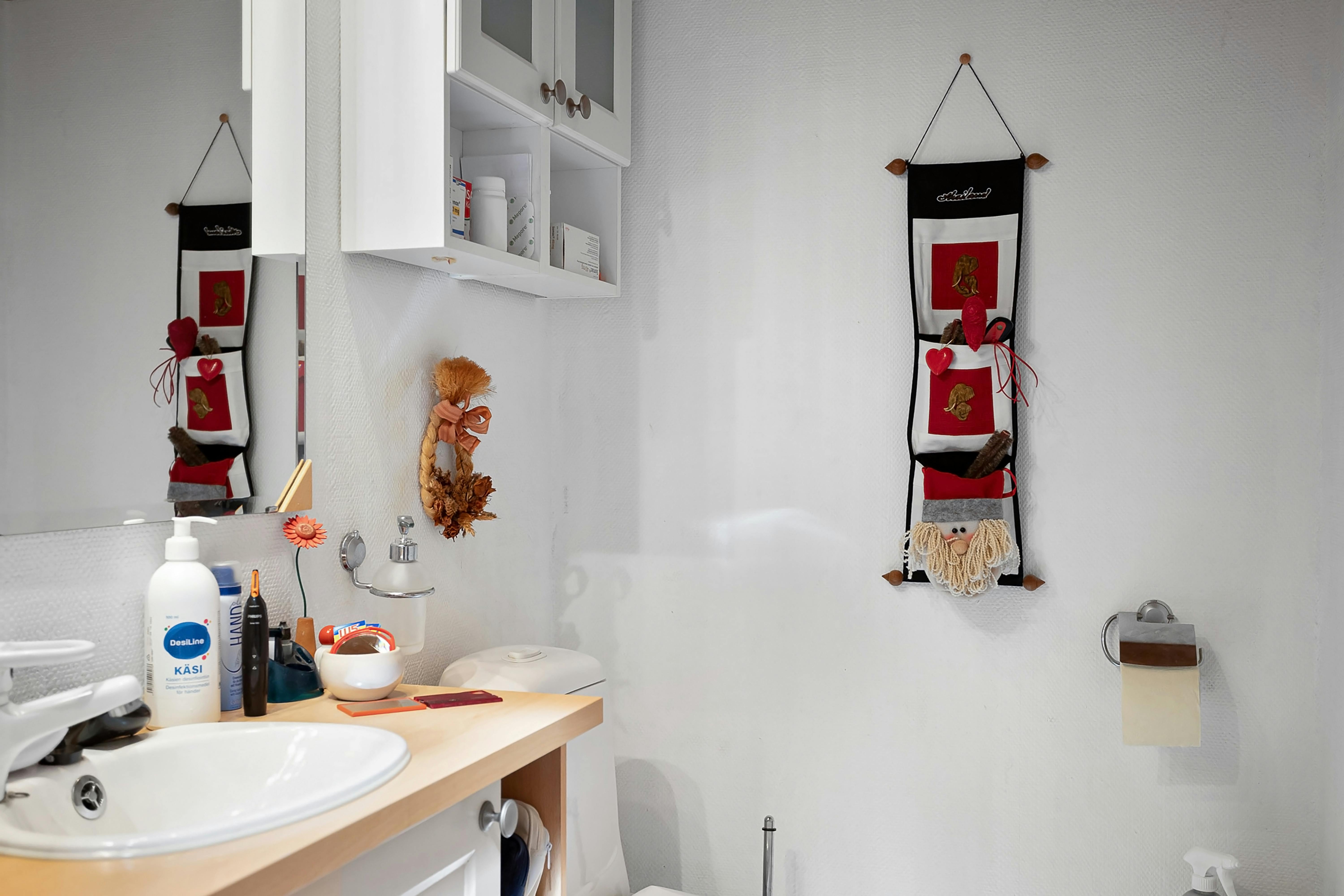 Mała łazienka w stylu skandynawskim z pralką i suszarką w białej zabudowie