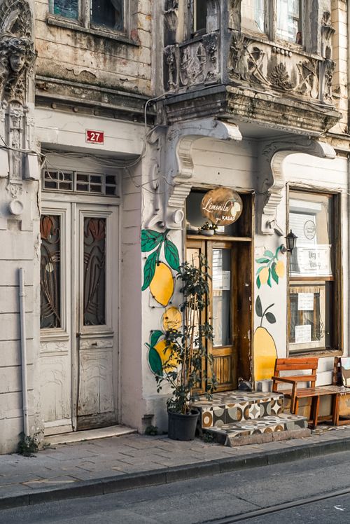 Free Vintage-style facade in Istanbul featuring a vibrant lemon-themed mural on an old building. Stock Photo