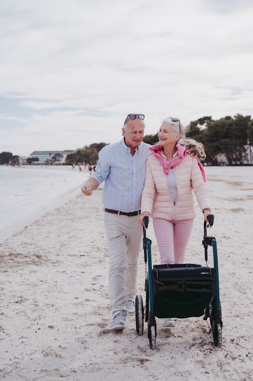 在海滩散步的年长夫妇