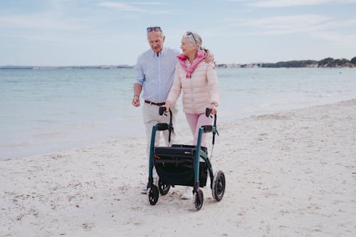 Pasangan Lansia Berjalan Di Pantai