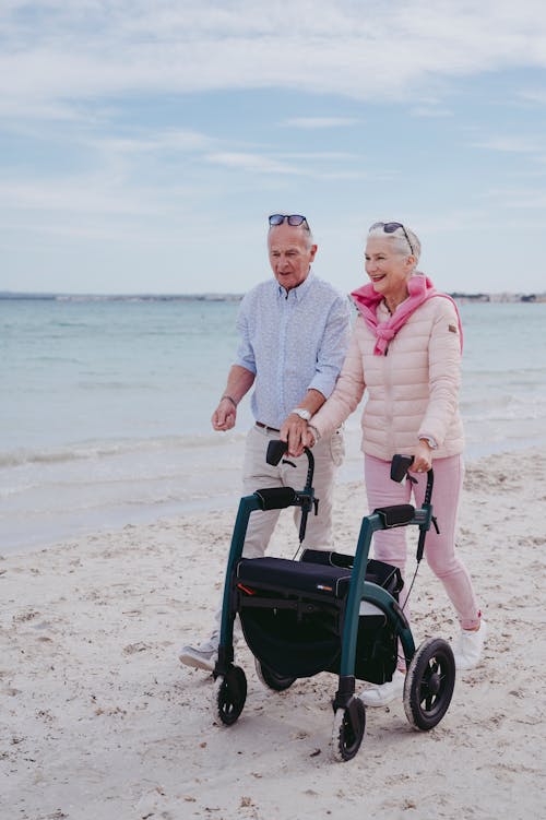 Couple De Personnes âgées Marchant Sur La Plage