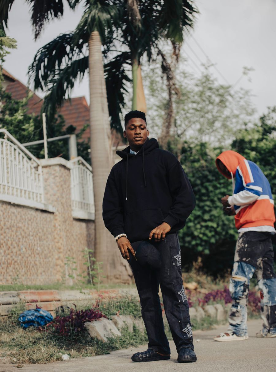 Hombres con hoodies en entorno urbano cálido