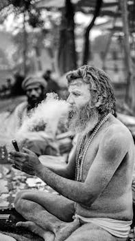 Aghori asceta seduto in meditazione