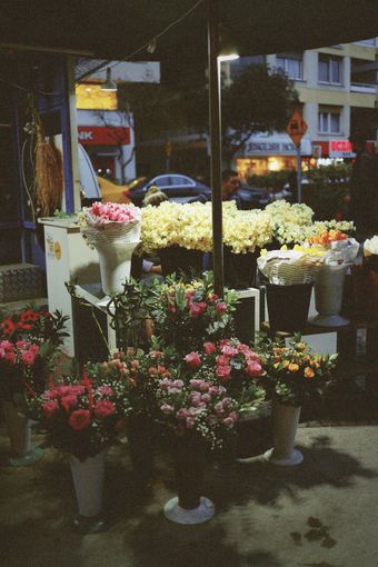 Flower market stall, photo by esrannuur on Pexels