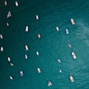 在秘鲁瓦乔附近的海洋中，有一艘漂浮的船只，其令人惊叹的鸟瞰图非常引人注目