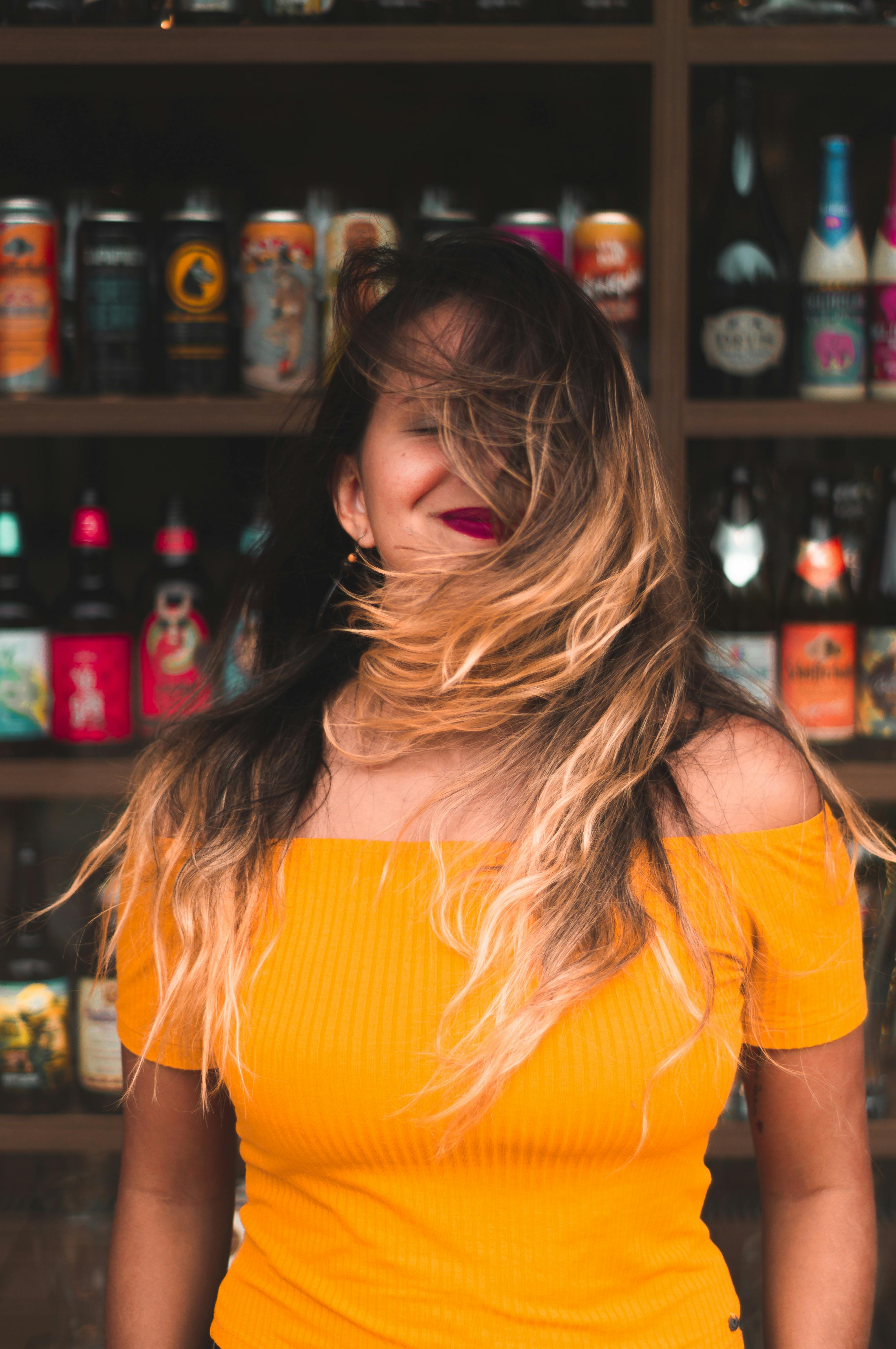 Ücretsiz Off Omuz üst Giyen Kadın Stok Fotoğraflar