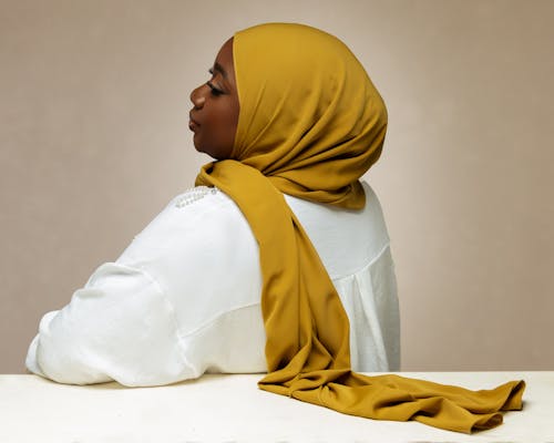 Gratis lagerfoto af gul baggrund, hijab, kvinde