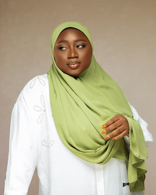 Kostenloses Stock Foto zu farbige frau, frau, hijab