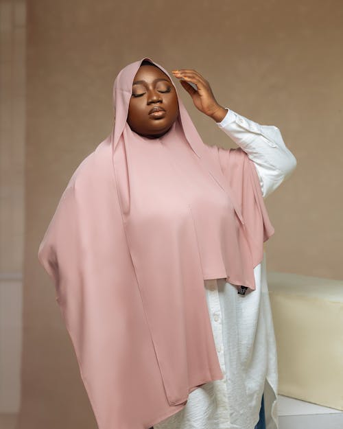 Photos gratuites de abaya, bras levé, debout