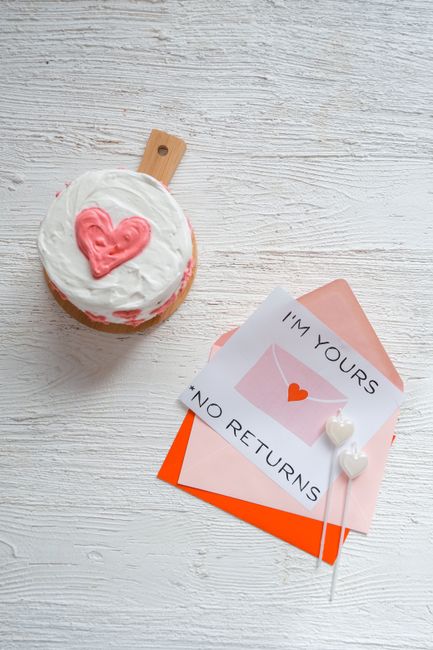 Lovely heart-themed cake with a romantic note and lollipops, perfect for celebrations.