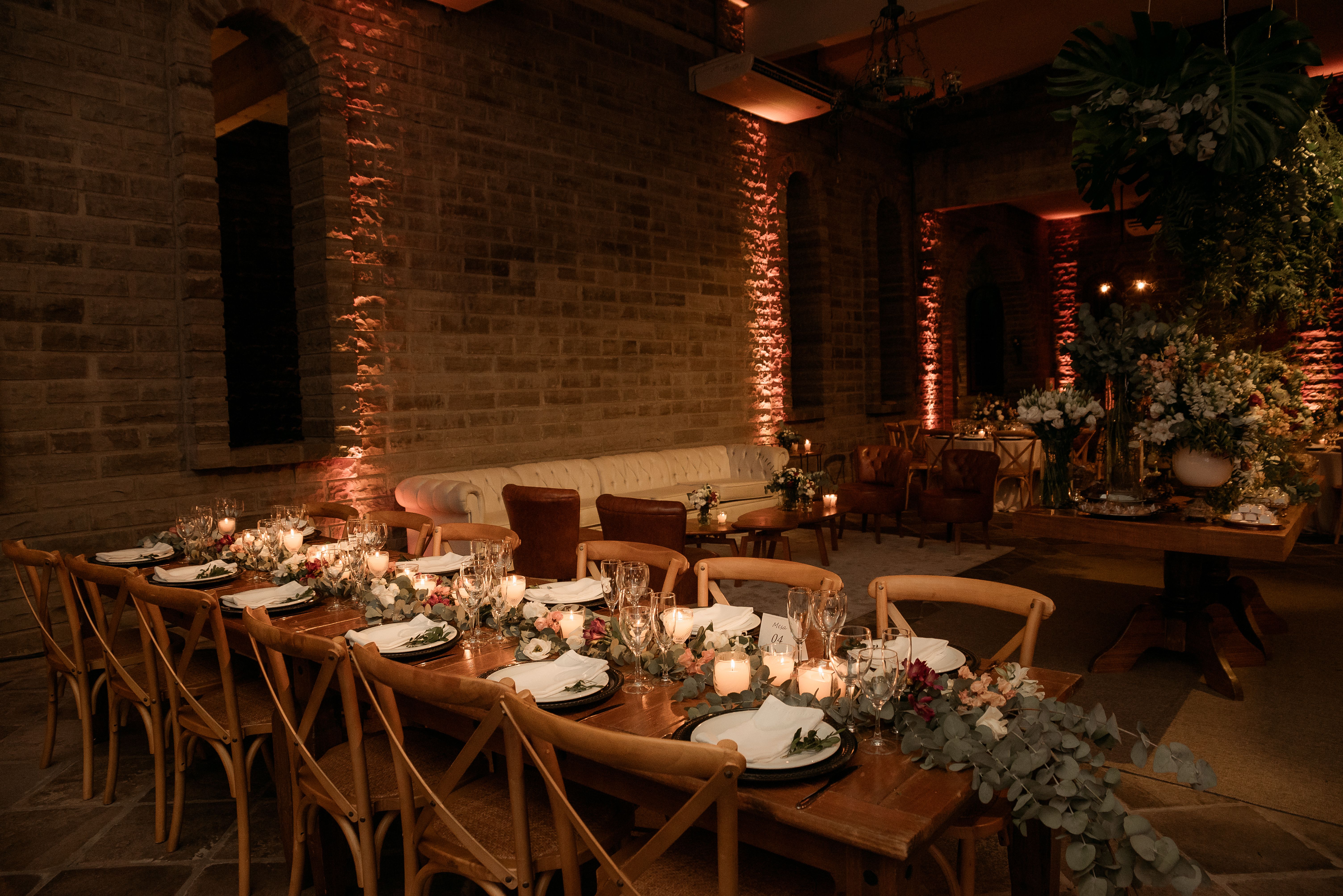 Interno del ristorante con luce calda