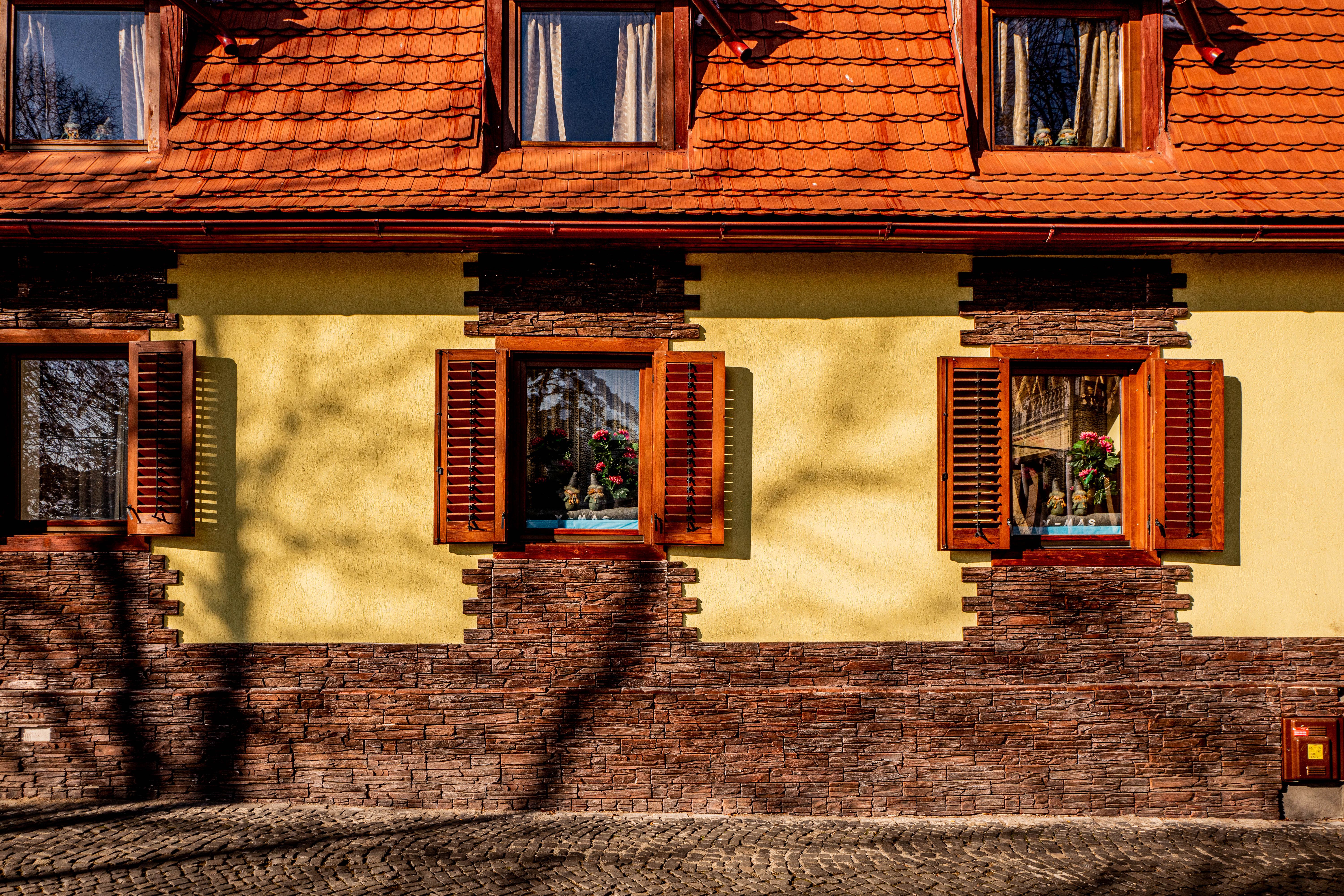 Photos gratuites de accents de bois, architecture européenne, bacs à fleurs de fenêtre