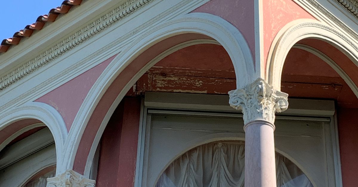 Pink Arches in a Building · Free Stock Photo