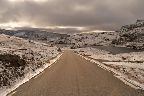 Fotobanka s bezplatnými fotkami na tému asfalt, aurlandská krajina, aurlandská vysočina