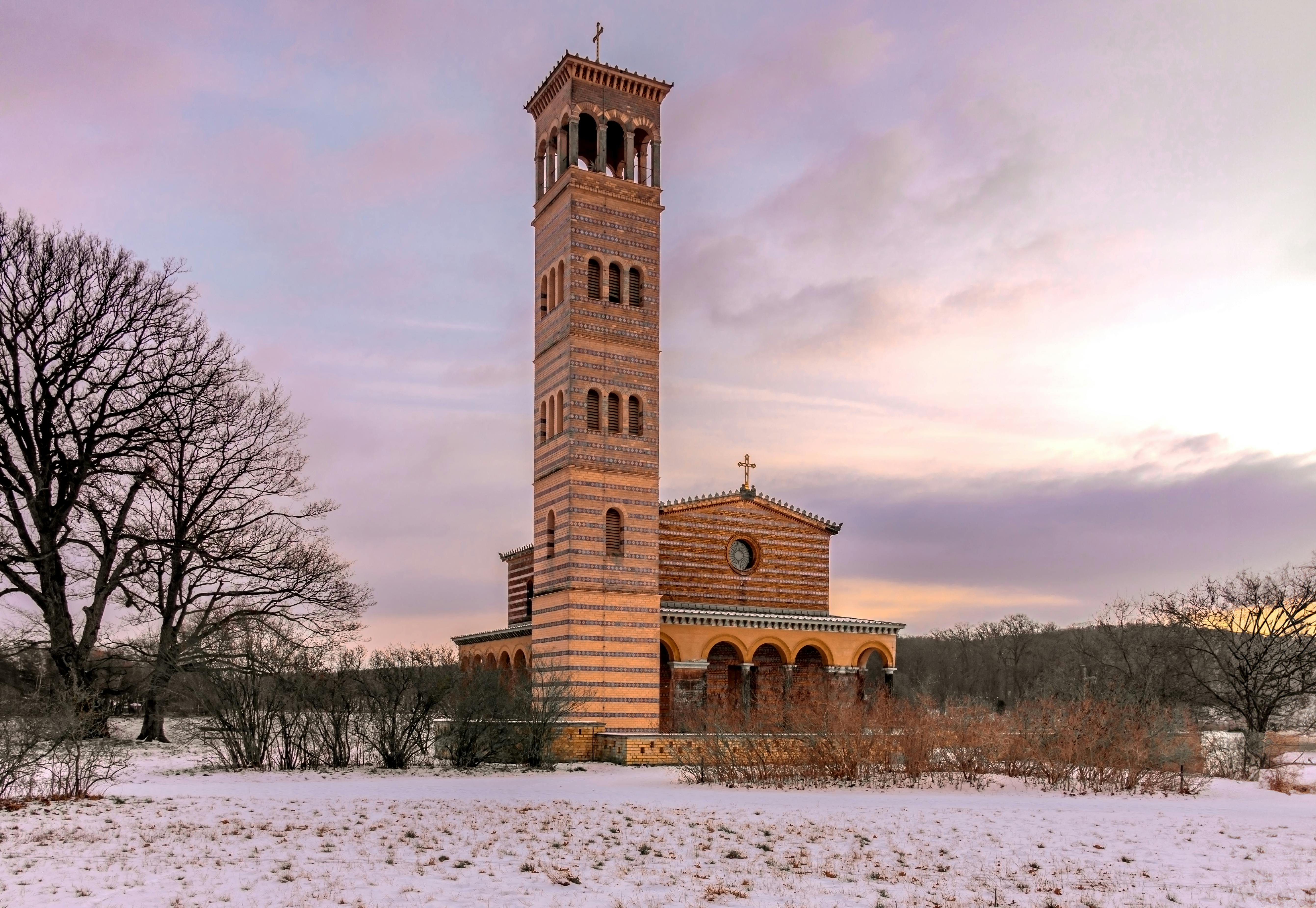 Gün batımında Potsdam’daki kilise, savaş sonrasının kırılgan ama umut dolu atmosferini hatırlatıyor.