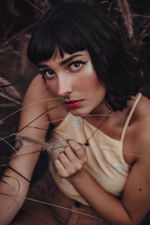 Femme Debout à Côté De L'herbe