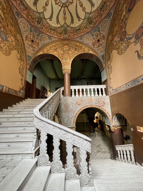 Free Explore the ornate architecture and intricate design of this Georgian interior staircase. Stock Photo