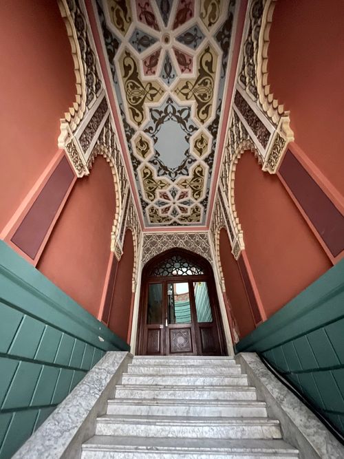 Free Elegant entrance with intricate ceiling and stone steps in Tbilisi, Georgia. Stock Photo
